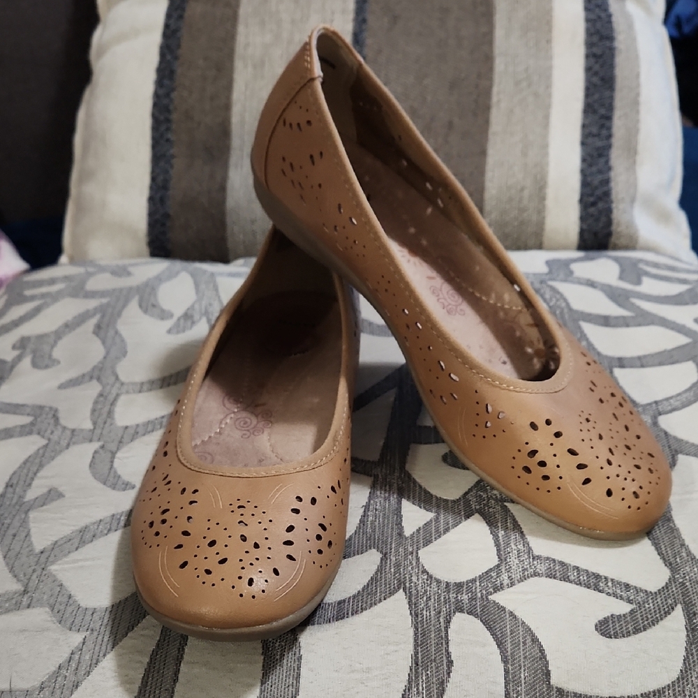 3/$20 Earth Spirit Tan Women's Flats